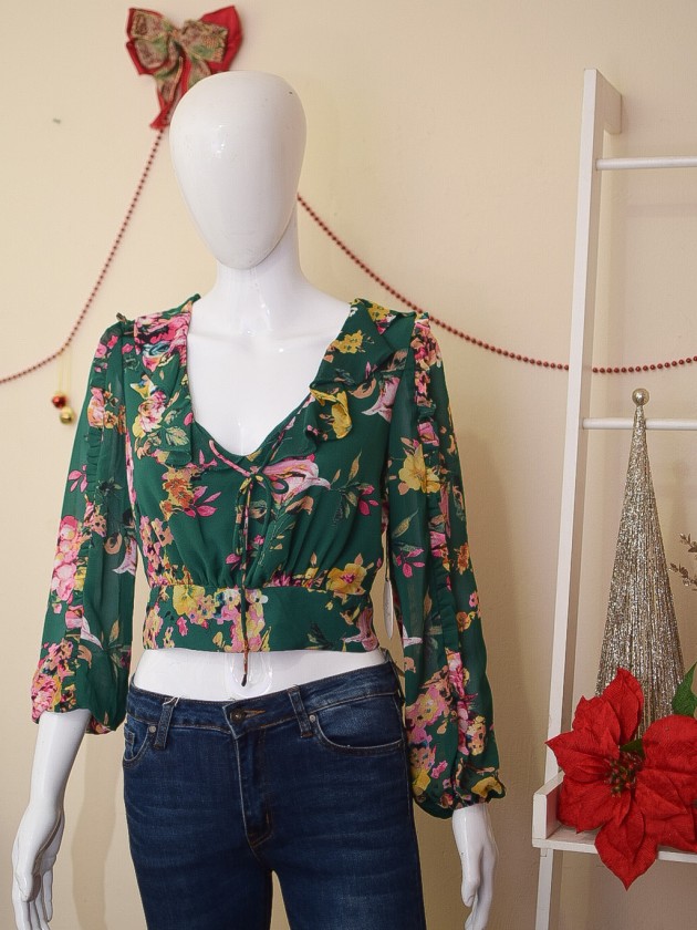 Top floral con revuelo