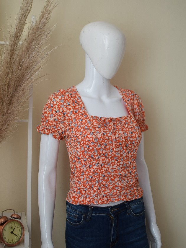 Blusa con estampado de flores 