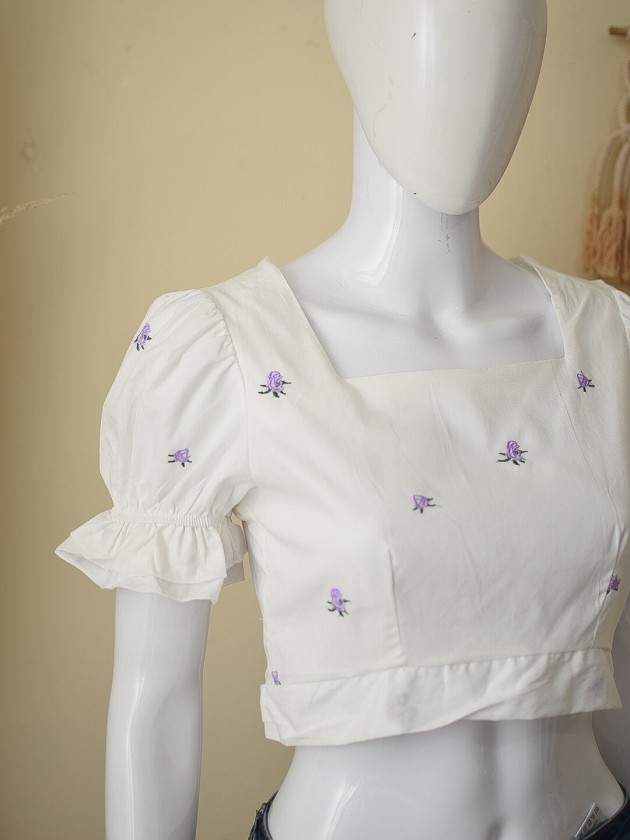 Blusa con bordado de flores 