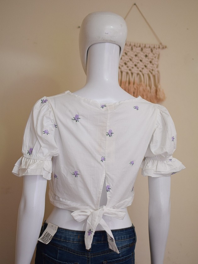 Blusa con bordado de flores 