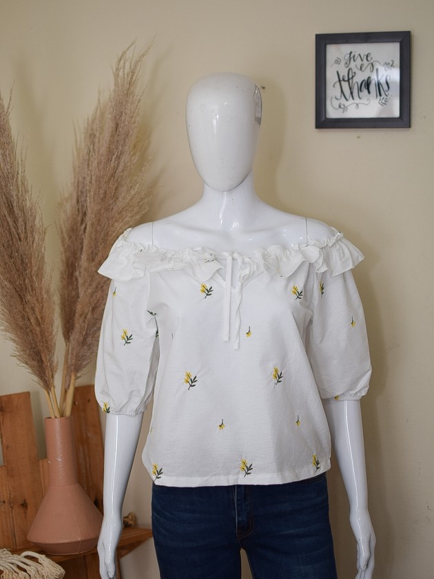 Blusa de flores bordadas 