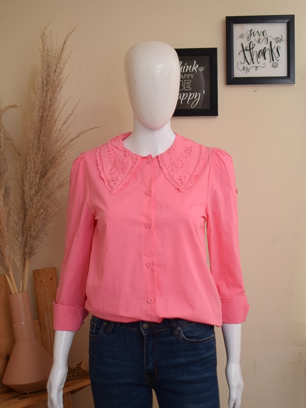 Blusa con Detalle de Cuello 